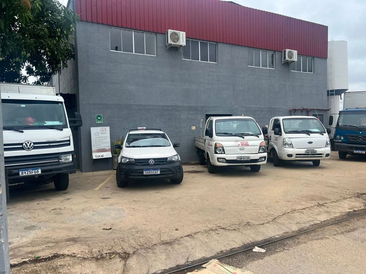 Fachada da sede da Extin Seven com a frota de veículos